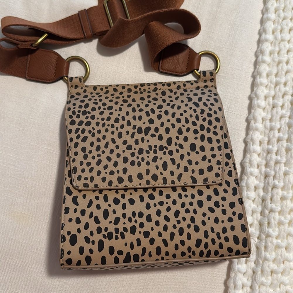 Universal Thread Crossbody